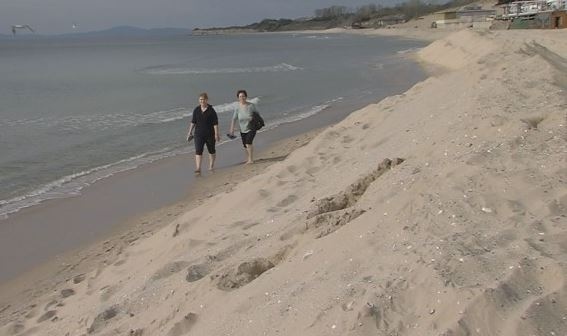Пясъчни диги по плажовете спират достъпа на туристи до морето
